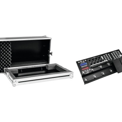 Pedaleira de guitarra preta com múltiplos botões e mala de transporte preta com espuma interna