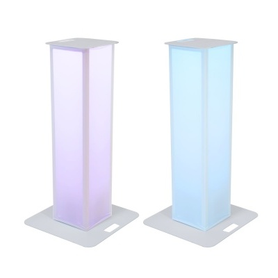 Duas luminárias retangulares iluminadas em violeta e azul sobre fundo branco