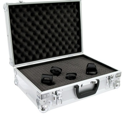 Mala de alumínio aberta com interior acolchoado e acessórios pretos