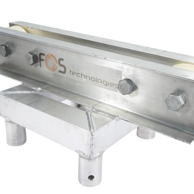 Rolo transportador industrial metálico com roletes amarelos e texto FOS technologies