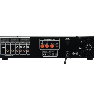 Amplificador de áudio preto visto de trás com várias entradas e saídas