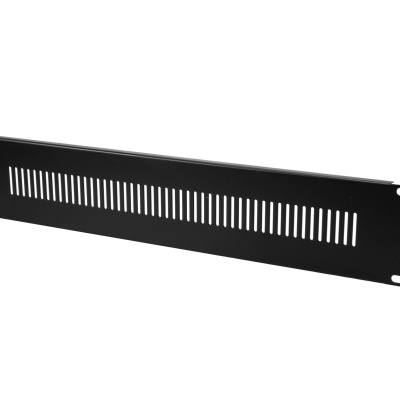 Painel metálico preto com ranhuras e orifícios de fixação