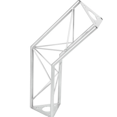 Estrutura metálica triangular prateada com tubos cilíndricos e placas planas com orifícios