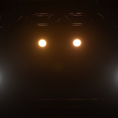 Sistema de iluminação com quatro luzes redondas numa estrutura metálica preta