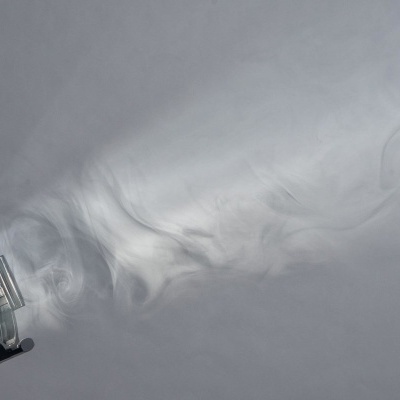 Difusor elétrico preto a emitir vapor branco