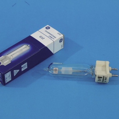 Lâmpada UV C G12 em vidro transparente com embalagem azul e branca