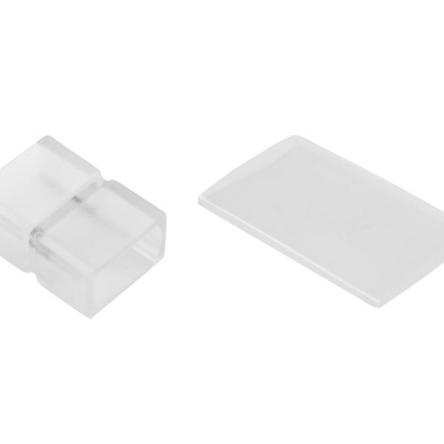 Duas peças plásticas transparentes retangulares sobre fundo branco