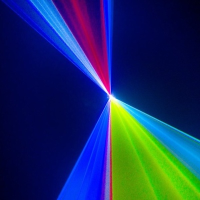 Feixes de luz coloridos divergindo a partir de um ponto central