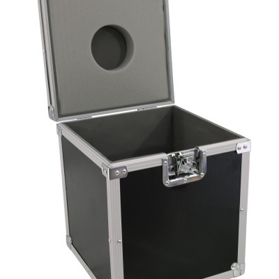 Caixa de transporte preta com interior em espuma cinzenta e estrutura metálica prateada