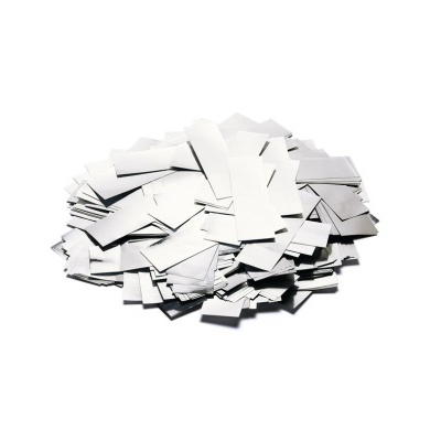 Pedaços recortados de papel branco empilhados