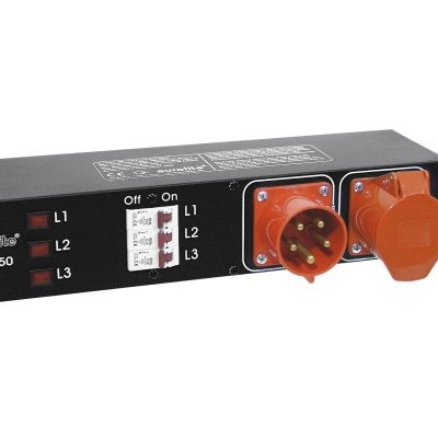 Painel elétrico com indicadores LED, disjuntor e tomadas industriais laranja