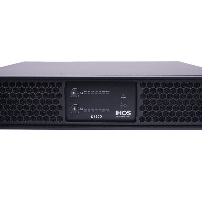 Amplificador de som profissional preto com painel central e grelha colmeia