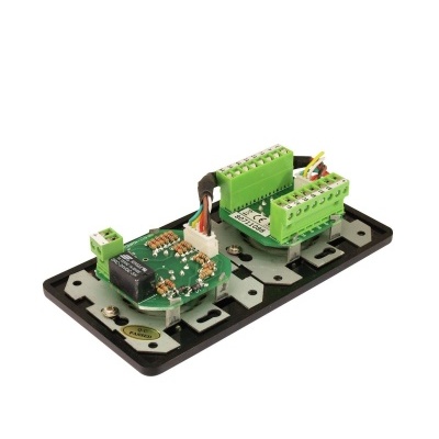 Placa eletrónica com conectores verdes numa base preta