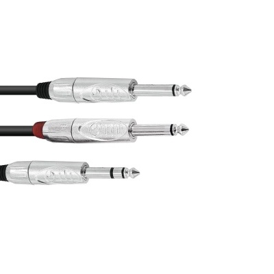 Três cabos de áudio com conectores jack prateados e detalhes em preto e vermelho