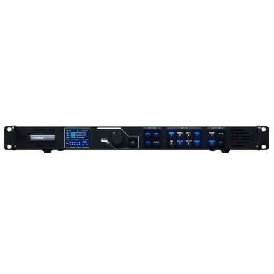 Processador de áudio digital de rack preto com ecrã LED azul e botões.