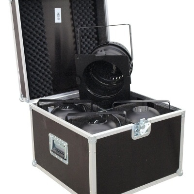 Caixa de transporte preta com quatro holofotes profissionais dentro