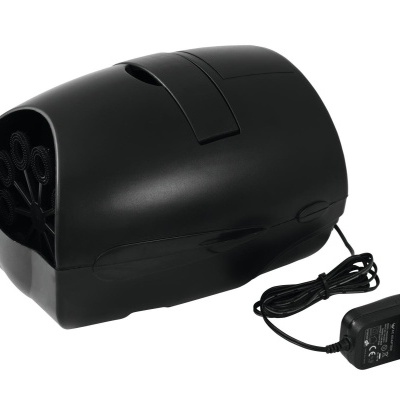 Aparelho preto elétrico com várias tesouras no interior e adaptador de plugue