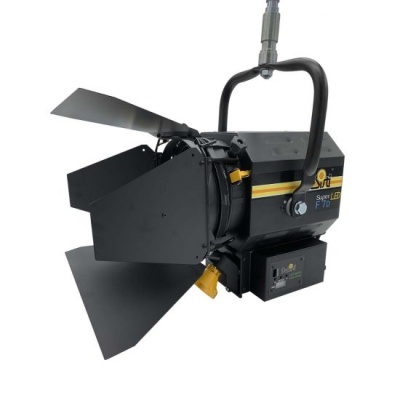 Projetor de iluminação preto com abas metálicas ajustáveis e texto Sun Super LED F70