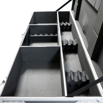 Mala de transporte preta com divisórias internas e espuma ondulada