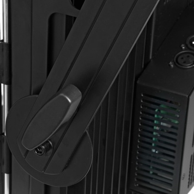 Suporte articulado de plástico preto e equipamento electrónico com conectores XLR e iluminação azul