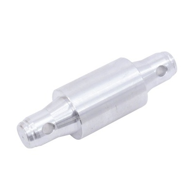 Conector metálico cilíndrico prateado com orifícios nas extremidades