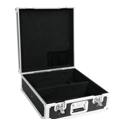 Estojo preto aberto com bordas metálicas prateadas