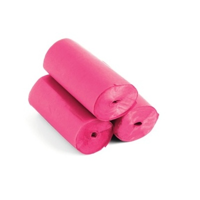 Três rolos rosa empilhados sobre fundo branco