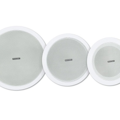 Três colunas de som redondas brancas com grelha metálica