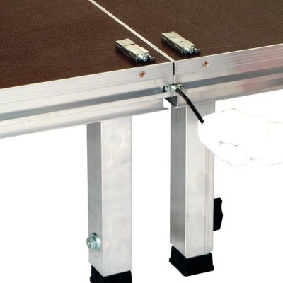 Estrutura metálica com pernas e mão com luva a ajustar parafuso