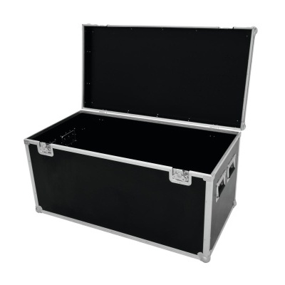 Baú preto com estrutura metálica prateada aberto em fundo branco