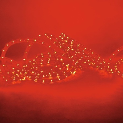 Cordão de luzes LED amarelas sobre fundo vermelho
