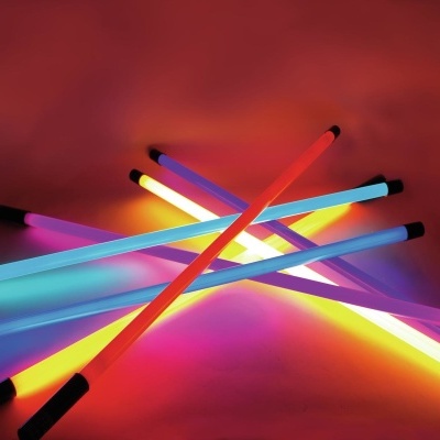 bastões luminosos coloridos com pontas pretas