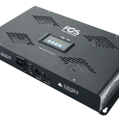 Dispositivo eletrónico retangular preto com display digital e orifícios de ventilação.