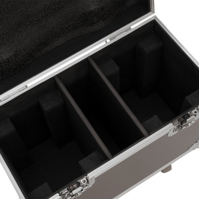 Caixa organizadora preta com divisórias acolchoadas e estrutura metálica prateada