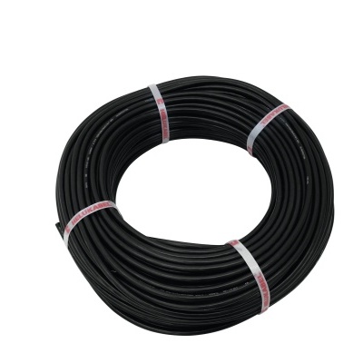 Bobina de tubo preto flexível enrolada com fitas brancas de texto vermelho