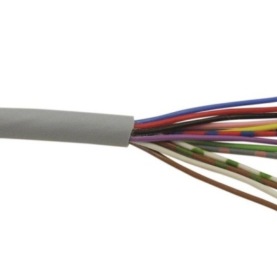 Cabo elétrico com fios coloridos expostos