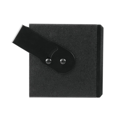 Estojo quadrado preto com alça preta e botão metálico