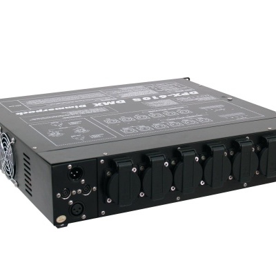 Aparelho rack preto com várias tomadas e ventilador lateral