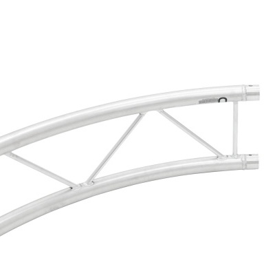 Estrutura metálica curva prateada com reforços triangulares