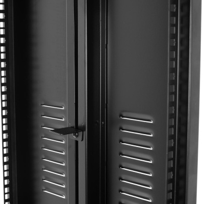 Armário metálico preto com portas perfuradas e fecho