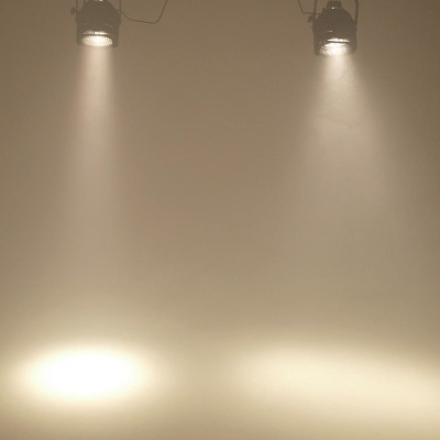 Palco iluminado com dois focos de luz suspensos no teto