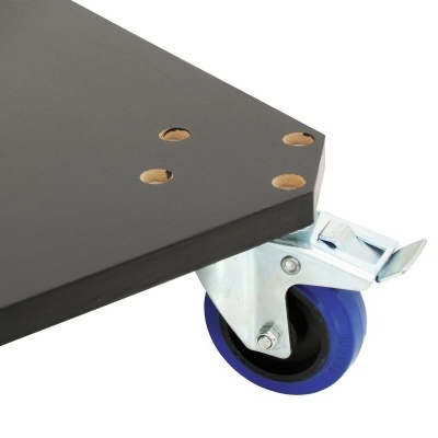 Plataforma móvel preta com rodas azuis e estrutura metálica prateada