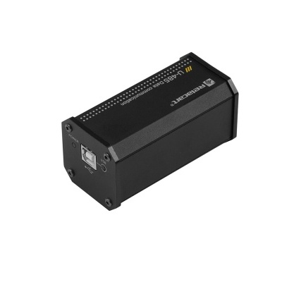 Adaptador USB preto em caixa metálica retangular com ligação USB tipo B