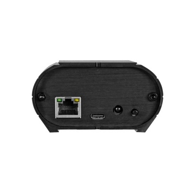 Dispositivo eletrónico preto com várias portas numa superfície branca