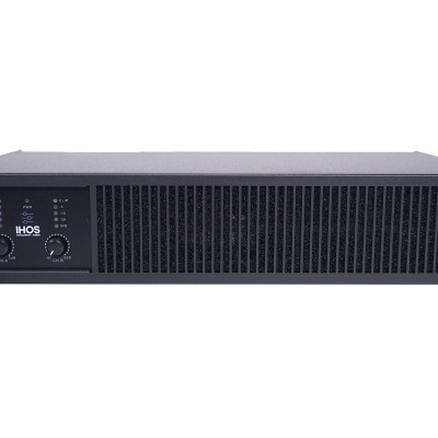 Amplificador de áudio profissional preto com painel frontal e botão de ligar