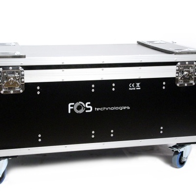 Caixa preta de transporte com rodízios e fechos metálicos