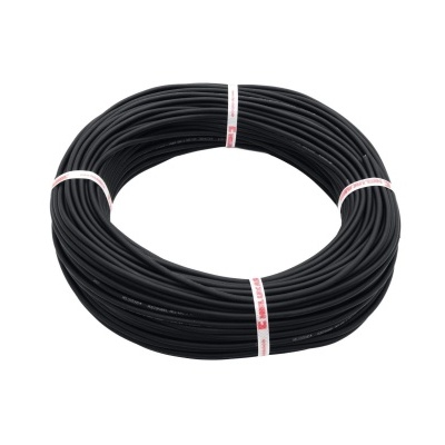 Rolo de fio elétrico preto enrolado com fitas brancas em fundo branco