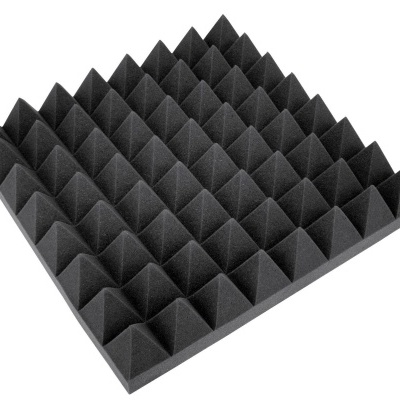 Painel acústico de espuma preta com formato de pirâmides quadradas
