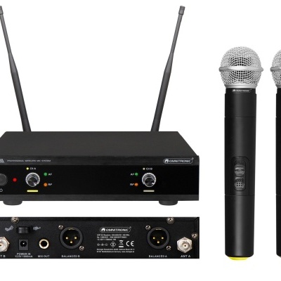 microfones sem fios pretos com receptor e antenas