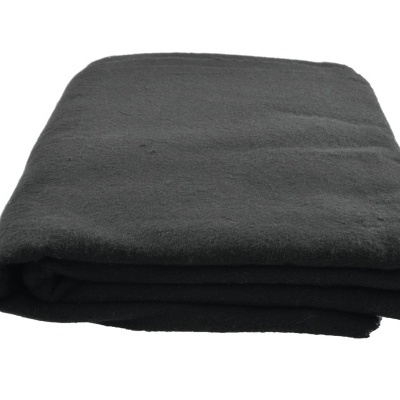 Manta preta dobrada com textura felpuda